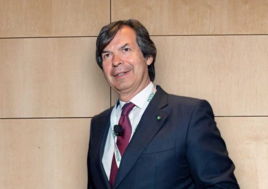 Carlo Messina durante la conferenza stampa per l'OPAS su MPS