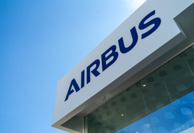 Logo di Airbus e BEI con sfondo aerospaziale
