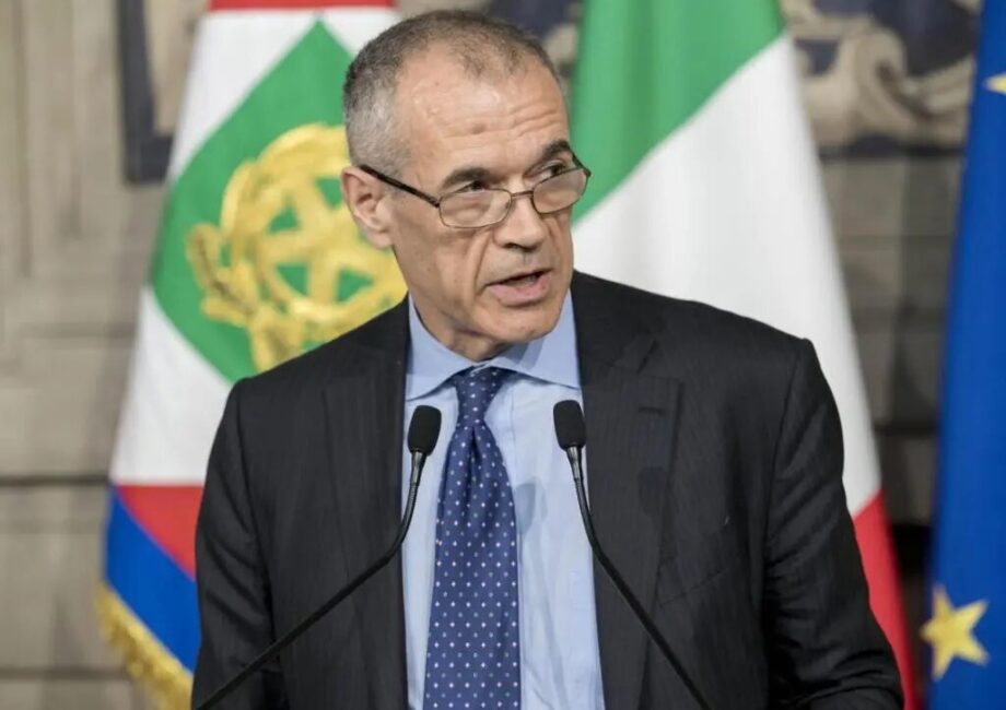 Carlo Cottarelli durante una conferenza