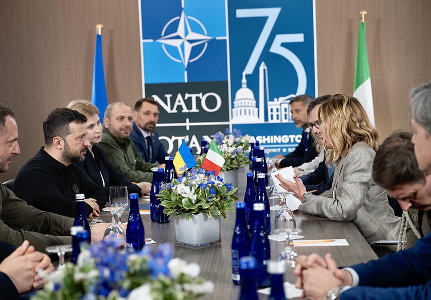 Giorgia Meloni e Volodymyr Zelensky al vertice NATO di Ankara