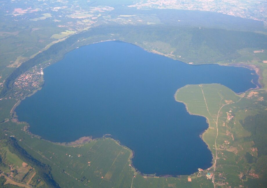 Vista aerea del lago di Vico