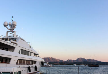 Immagine di un superyacht in metallo