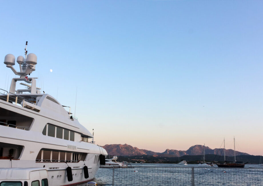 Immagine di un superyacht in metallo