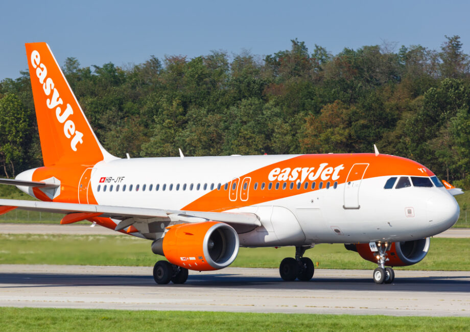 Logo di easyJet con grafico in crescita
