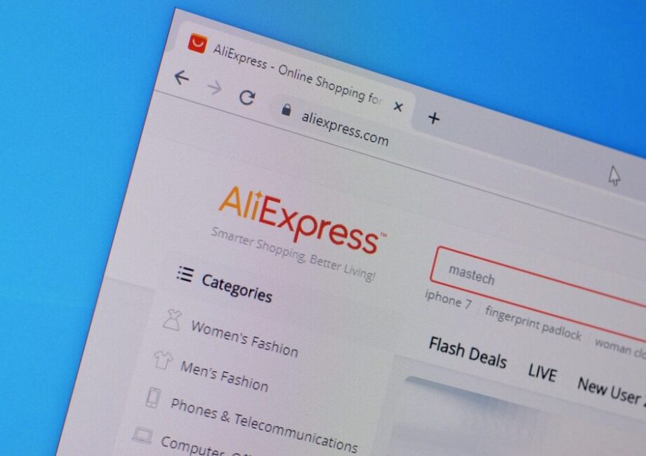 Logo di AliExpress con sfondo di e-commerce
