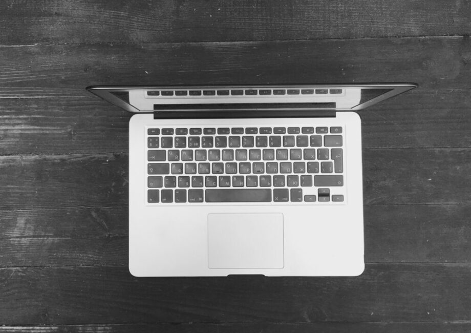 Immagine di un MacBook OLED