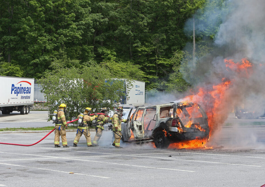 Uomo si dà fuoco in auto a Cinisello Balsamo
