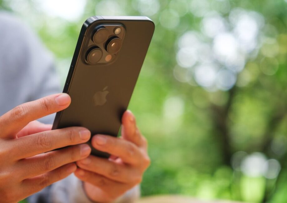Immagine di un Galaxy Z Fold 8 con animazione iPhone Duo