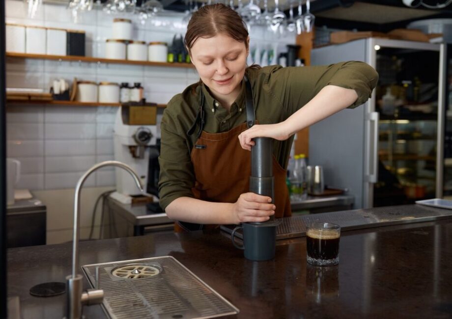 AeroPress brewer e macinacaffè in noce