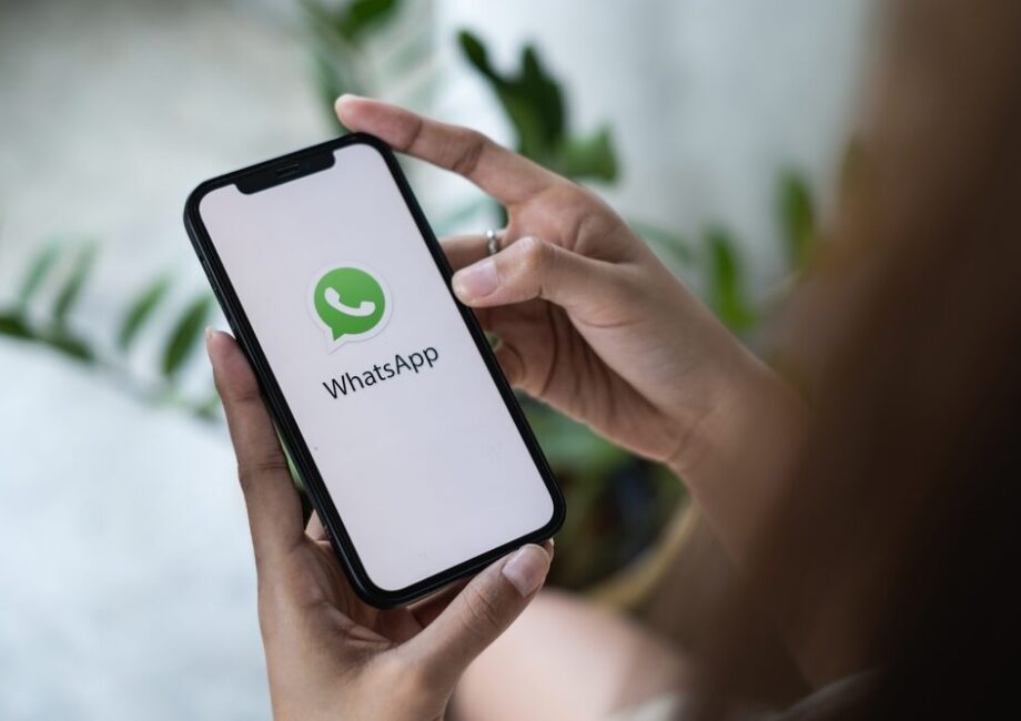 Screenshot della nuova interfaccia di WhatsApp su iOS con la scheda 'Tu'