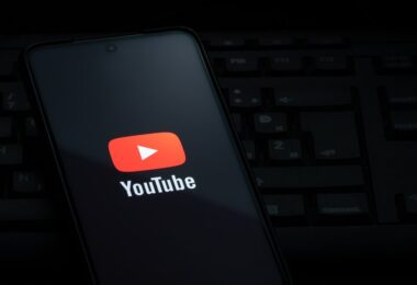 Screenshot del nuovo posizionamento del pulsante 'non mi piace' su YouTube