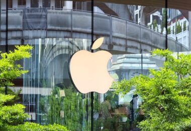 Logo Apple con sfondo tecnologico