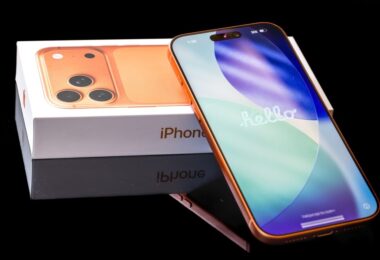 iPhone Duo con design in titanio e schermo pieghevole